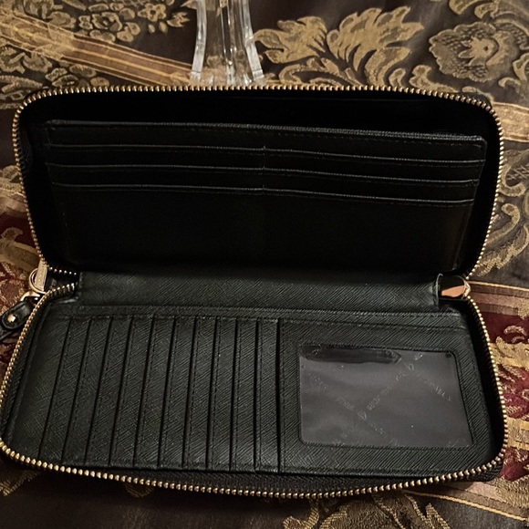 Michael Kors Jet Set Travel Large Travel Wallet in black. - Picture 3 of 3